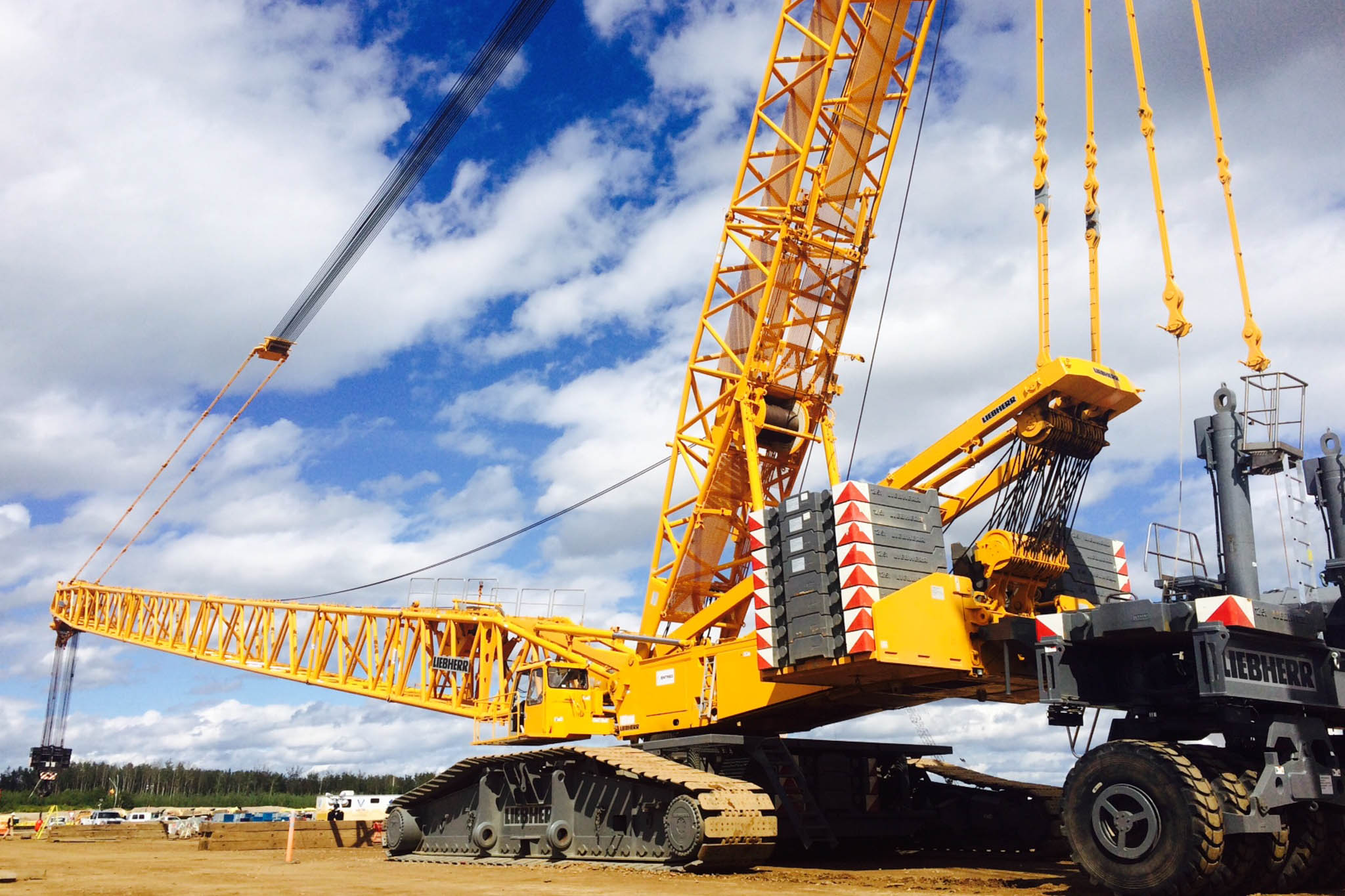 Автокран строительный. Гусеничный кран Либхер башенный кран. Liebherr LR 1110. Кран Liebherr 3500. Liebherr монтажный кран 45т.